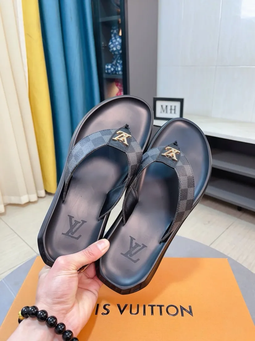 Men's shoes 💰260🌹🌹 (lv-Louis Vuitton) new men's sandals, high-end boutique, exquisite embossed logo decoration on the upper, fine workmanship, super soft soles, casual, loose and comfortable, a must-have in summer! \nsize：38-44
